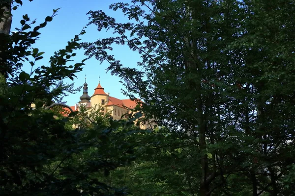 Castillo de Jezeri situado cerca de la mina de carbón en el norte de Bohemia, República Checa . — Foto de Stock