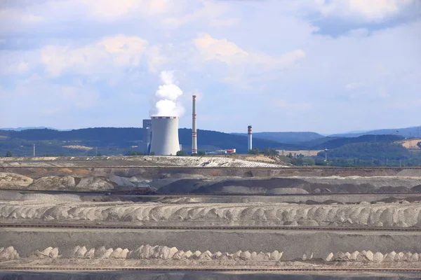 Hnědouhelný důl blízko elektrárně Ledvice/biliny v České republice — Stock fotografie