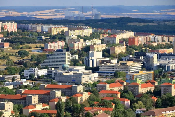 Bloki mieszkań w most, czeski Rupublic architektura Postkomunistyczna, widok z zamku Hnevin — Zdjęcie stockowe