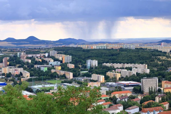 Çoğu daire blokları, Çek Rupublic post-komünist mimarisi, Hnevin Kalesi görünümü