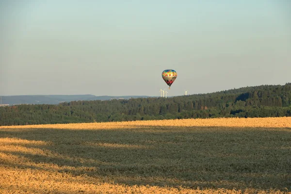 Globo de aire caliente sobre el campo con cielo azul frente a la saxonia Suiza —  Fotos de Stock