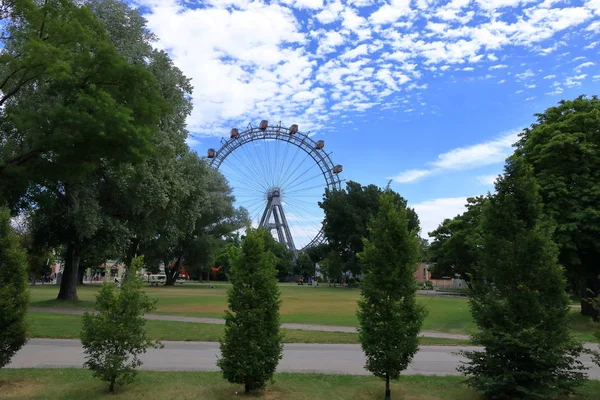 Старое колесо обозрения в городе Вена, Австрия — стоковое фото