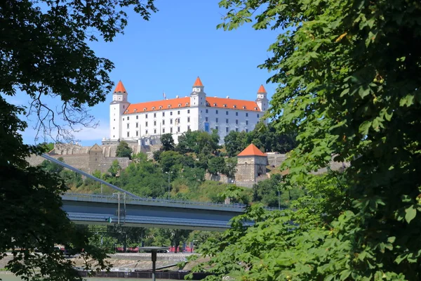 Vista para o castelo de Bratislava contra o céu azul — Fotografia de Stock