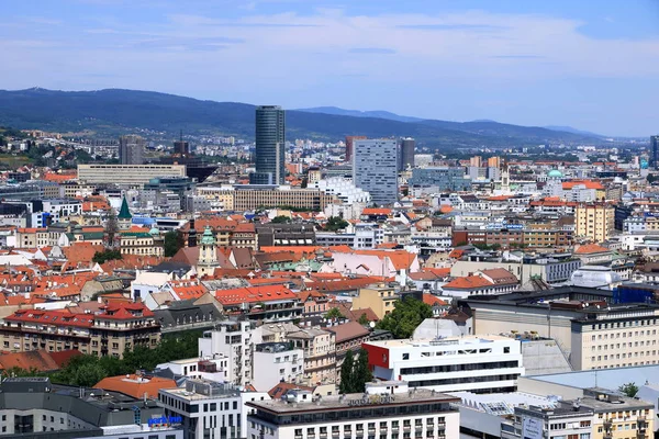 Widok z góry na piękne stare budynki na starym mieście w Bratysławie. Słowacja. — Zdjęcie stockowe
