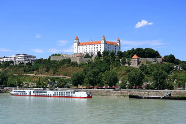 Blick auf die Burg Bratislava vor blauem Himmel — Stockfoto