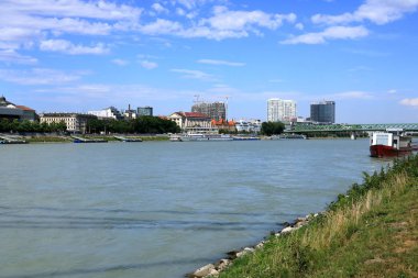 Bratislava şehrinin eski kentinde ki güzel eski binaların en iyi manzarası. Slovakya.