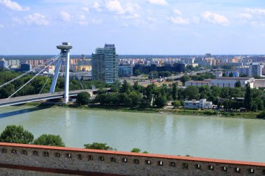 Bratislava, Slovakya'da Tuna nehri üzerinde UFO köprüsü