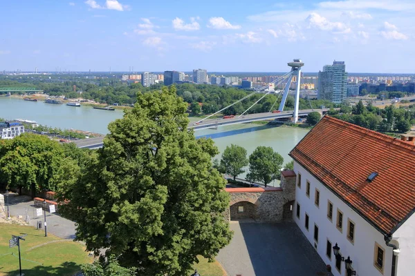 Ponte UFO sul Danubio a Bratislava, Slovacchia — Foto Stock