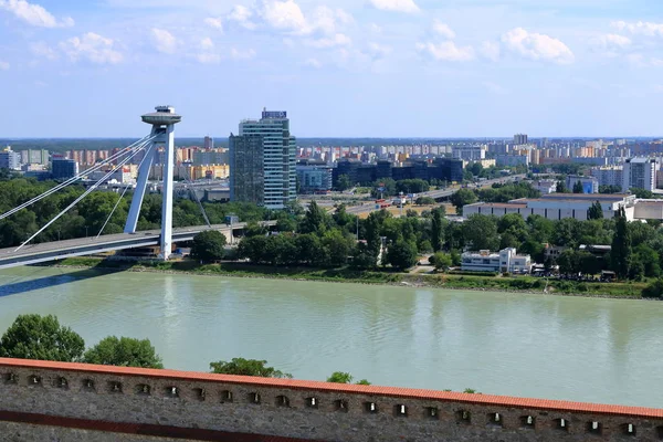 Ponte OVNI sobre o rio Danúbio em Bratislava, Eslováquia — Fotografia de Stock