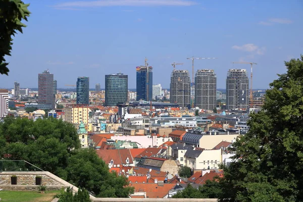 Vista superior sobre os belos edifícios antigos na cidade velha de Bratislava. Eslováquia . — Fotografia de Stock