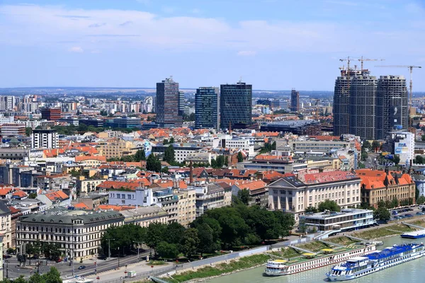 Widok z góry na piękne stare budynki na starym mieście w Bratysławie. Słowacja. — Zdjęcie stockowe