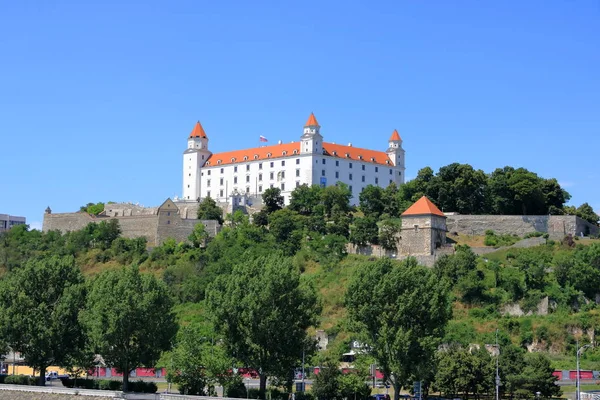 Vista para o castelo de Bratislava contra o céu azul — Fotografia de Stock