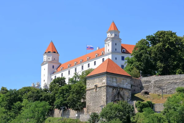 Vista al castillo de Bratislava contra el cielo azul — Foto de Stock