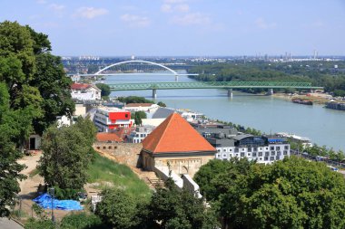 Bratislava şehrinin eski kentinde ki güzel eski binaların en iyi manzarası. Slovakya.