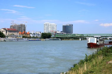 Bratislava şehrinin eski kentinde ki güzel eski binaların en iyi manzarası. Slovakya.