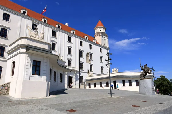 Вид на замок Братиславський град проти синього неба — стокове фото