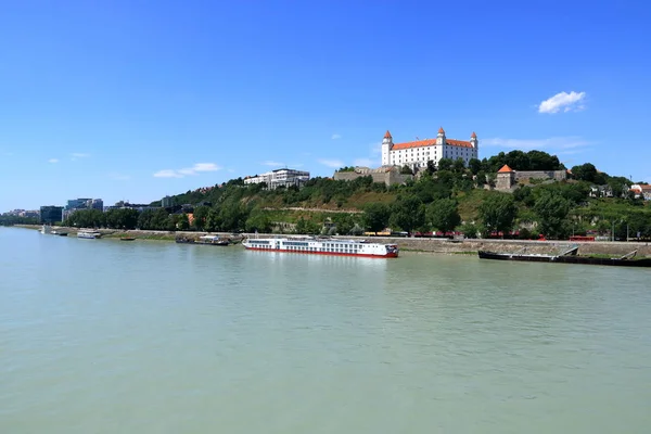 Vista para o castelo de Bratislava contra o céu azul — Fotografia de Stock