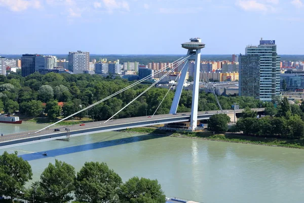 Ponte OVNI sobre o rio Danúbio em Bratislava, Eslováquia — Fotografia de Stock