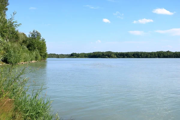 Zona alrededor de la presa del Danubio Cunovo cerca de Bratislava, Eslovaquia, Europa —  Fotos de Stock