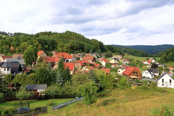 Widok na małą wioskę Elmenthal w Turyngii — Zdjęcie stockowe