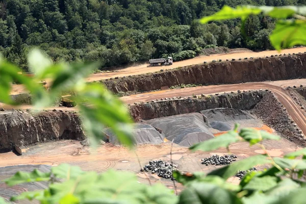 Luchtfoto van dagbouw Mining quarry-uitzicht van bovenaf, nesselgrund, Thüringen — Stockfoto