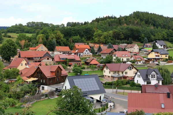 Widok na małą wioskę Elmenthal w Turyngii — Zdjęcie stockowe