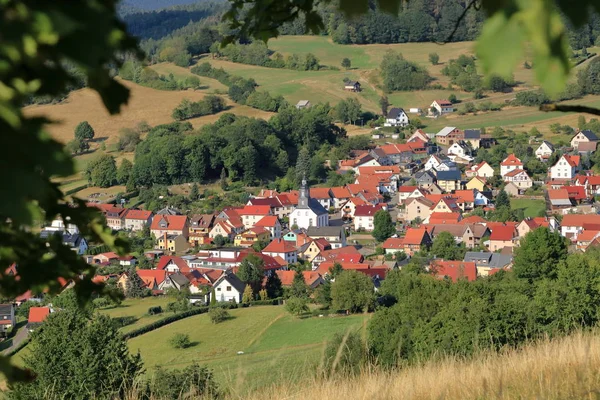 Uitzicht op het kleine dorpje Struth-Helmershof in Thüringen — Stockfoto