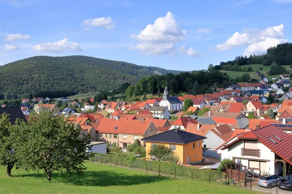 Vue sur le petit village de Struth-Helmershof en Thuringe — Photo