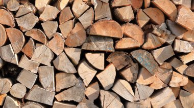 Ahşap ahşap woodpile yeşil çayır üzerinde kurutmak için yığılmış yığını