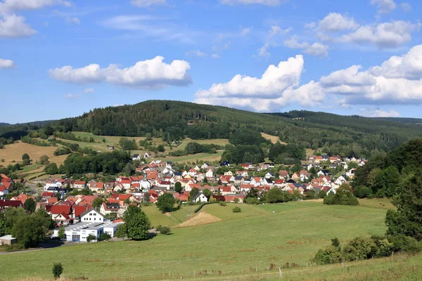 Blick auf das Dörfchen Struth-Helmershof in Thüringen — Stockfoto