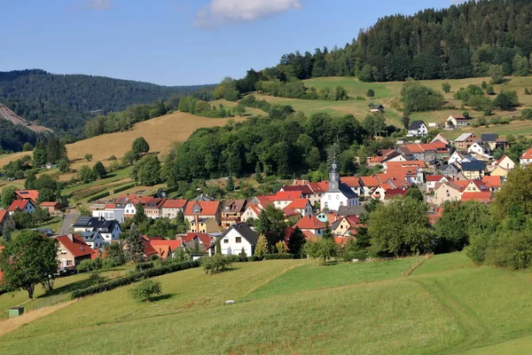 Vue sur le petit village de Struth-Helmershof en Thuringe — Photo