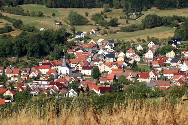 Thüringen'deki küçük Struth-Helmershof köyüne bakış — Stok fotoğraf