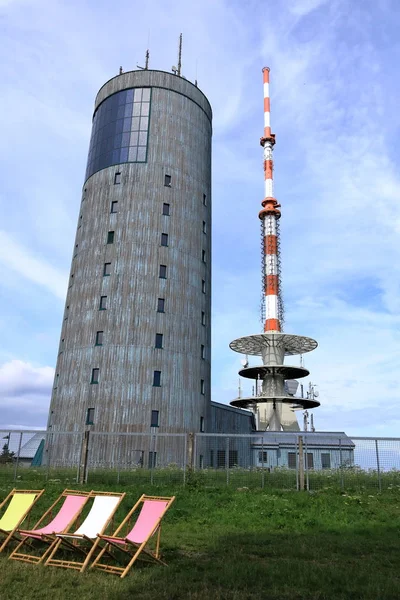 Turm auf dem großen inselsberg am wanderweg rennsteig in deutschland — Stockfoto