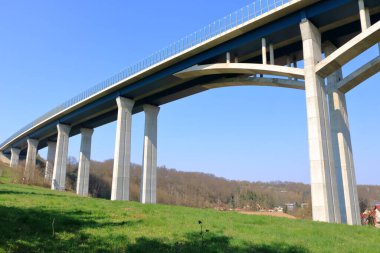 Almanya 'da Dresden yakınlarındaki Lockwitztal Vadisi üzerindeki Highway Köprüsü.