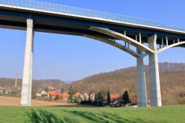 Almanya 'da Dresden yakınlarındaki Lockwitztal Vadisi üzerindeki Highway Köprüsü.