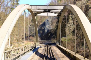 Küçük eski paslı çelik tren köprüsü.