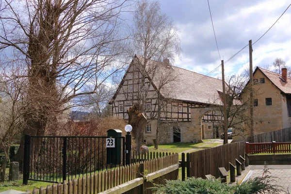 Une Jolie Maison Colombages Intégrée Dans Paysage Verdoyant Allemagne — Photo