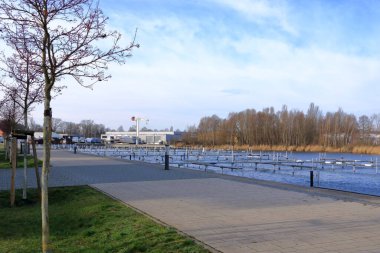 Werder / Havel, Brandenburg, Almanya, Avrupa 'da Boat Rıhtımı ve Havalimanı Su, Göl ve Nehir Altında Gemi ve Nakliye Mevsimi Bekliyor