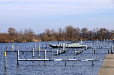 Werder / Havel, Brandenburg, Almanya, Avrupa 'da Boat Rıhtımı ve Havalimanı Su, Göl ve Nehir Altında Gemi ve Nakliye Mevsimi Bekliyor