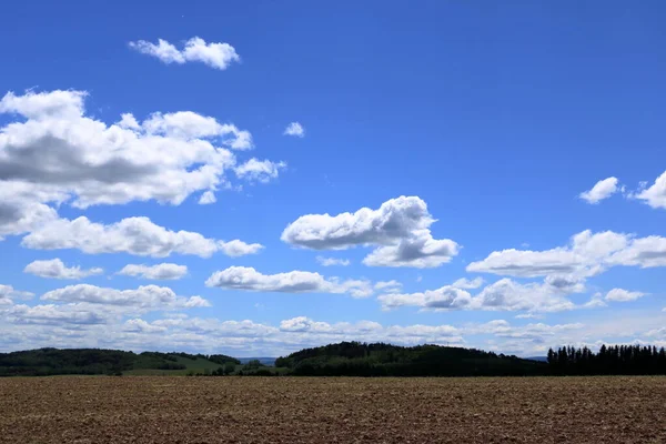 Pola Orane Lub Orane Obszarach Wiejskich Błękitne Niebo Chmurami Nad — Zdjęcie stockowe