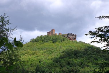 Almanya 'daki Derebeyi Ormanı' ndaki Şato Trifels