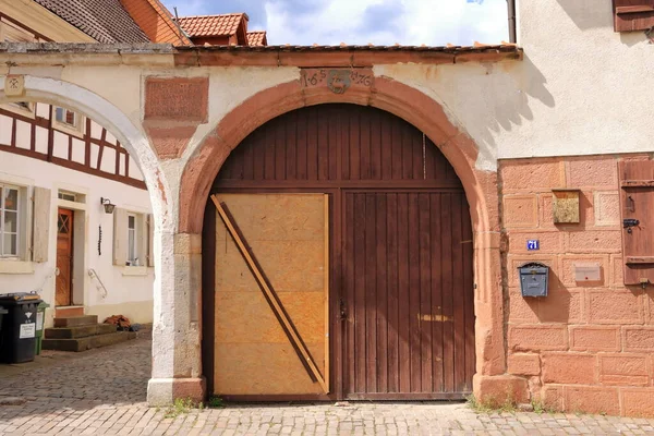 Eine Große Holztür Einem Alten Landhaus — Stockfoto