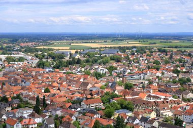 Şehrin kötü Bergzabern 'i Rhineland' in damak tadına yukarıdan bakıyor.