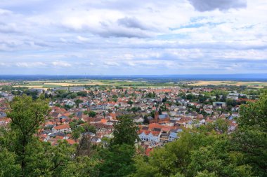 Şehrin kötü Bergzabern 'i Rhineland' in damak tadına yukarıdan bakıyor.