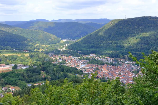 Schöne Aussicht Über Das Dorf Annweiler Bei Trifels — Stockfoto