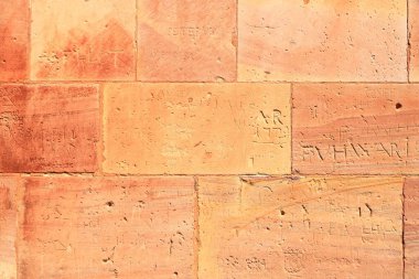 Eski bir tuğla duvar, kırmızı taş blokların eski dokusu yakın plan