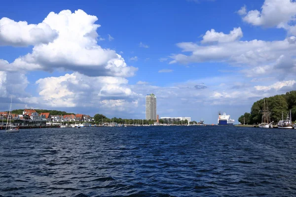 2020年8月22日 トラヴェメンデ ドイツ 多くのバースと青い空に対して水の中でセーリングボートの多くを持つ有名なバルト海のマリーナ — ストック写真
