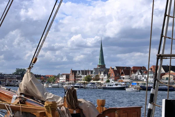 2020年8月22日 トラヴェメンデ ドイツ 多くのバースと青い空に対して水の中でセーリングボートの多くを持つ有名なバルト海のマリーナ — ストック写真