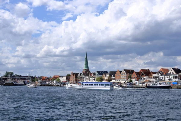 2020年8月22日 德国游历 著名的波罗的海码头 有许多泊位和在蓝天下航行的船只 — 图库照片