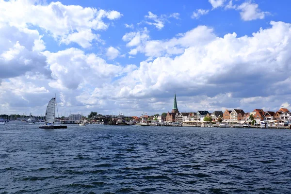 Августа 2020 Травемуэнде Германия Знаменитая Пристань Балтийского Моря Большим Количеством — стоковое фото